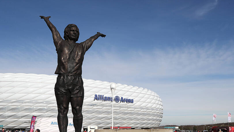 Seit September 2023 steht die Statue von Gerd Müller vor der Allianz Aarena